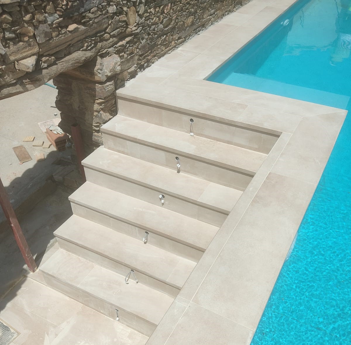 Piscina Armenteros vista acabado escaleras de acceso piscina