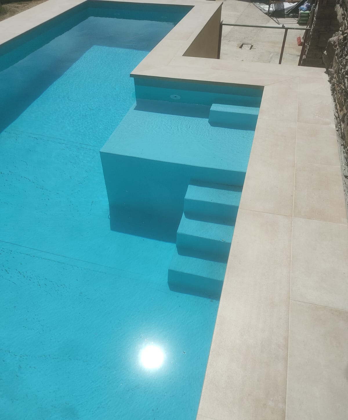 Piscina Armenteros vista escaleras piscina