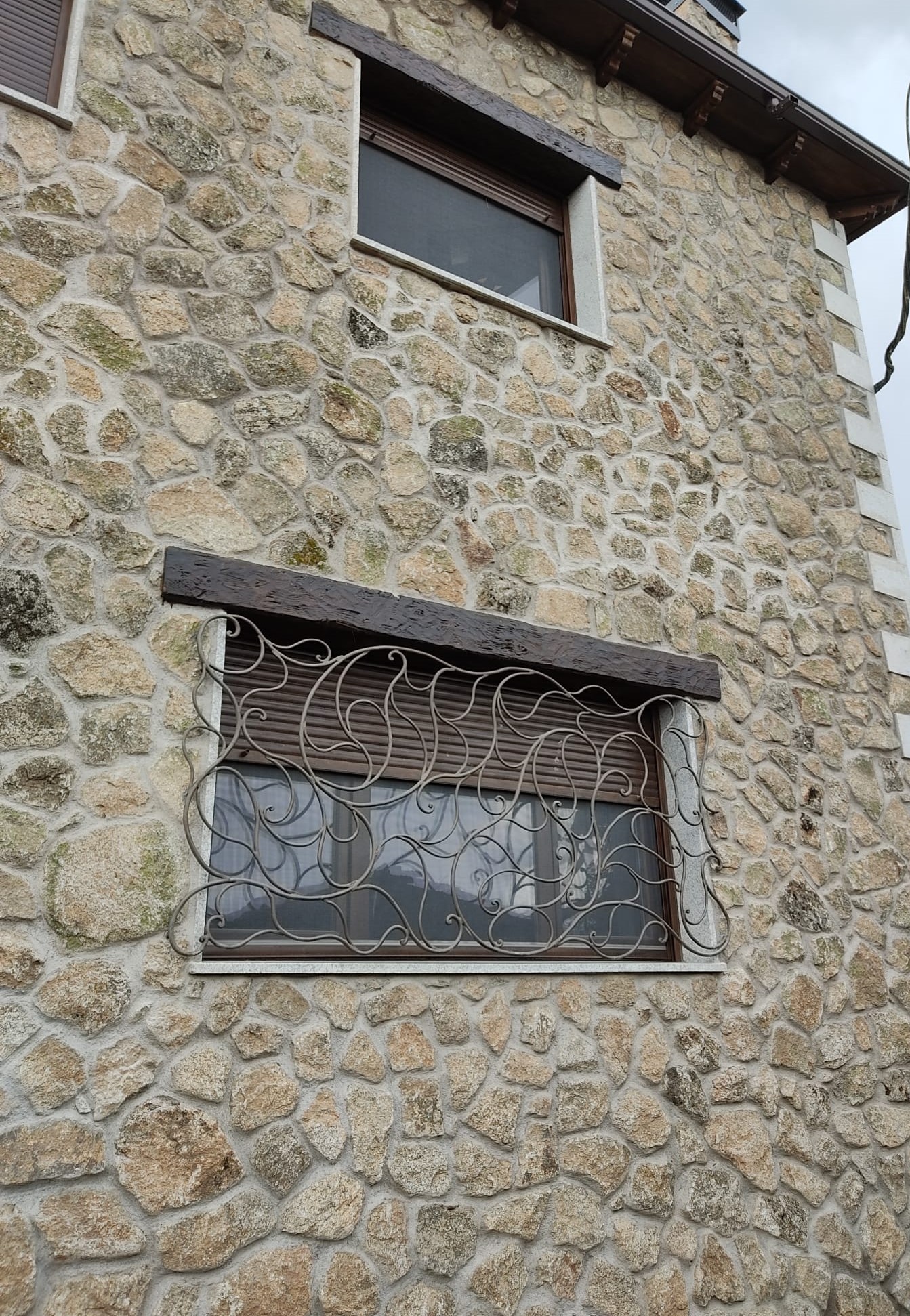 Vivienza Serrezuela forjados ventana fachada principal