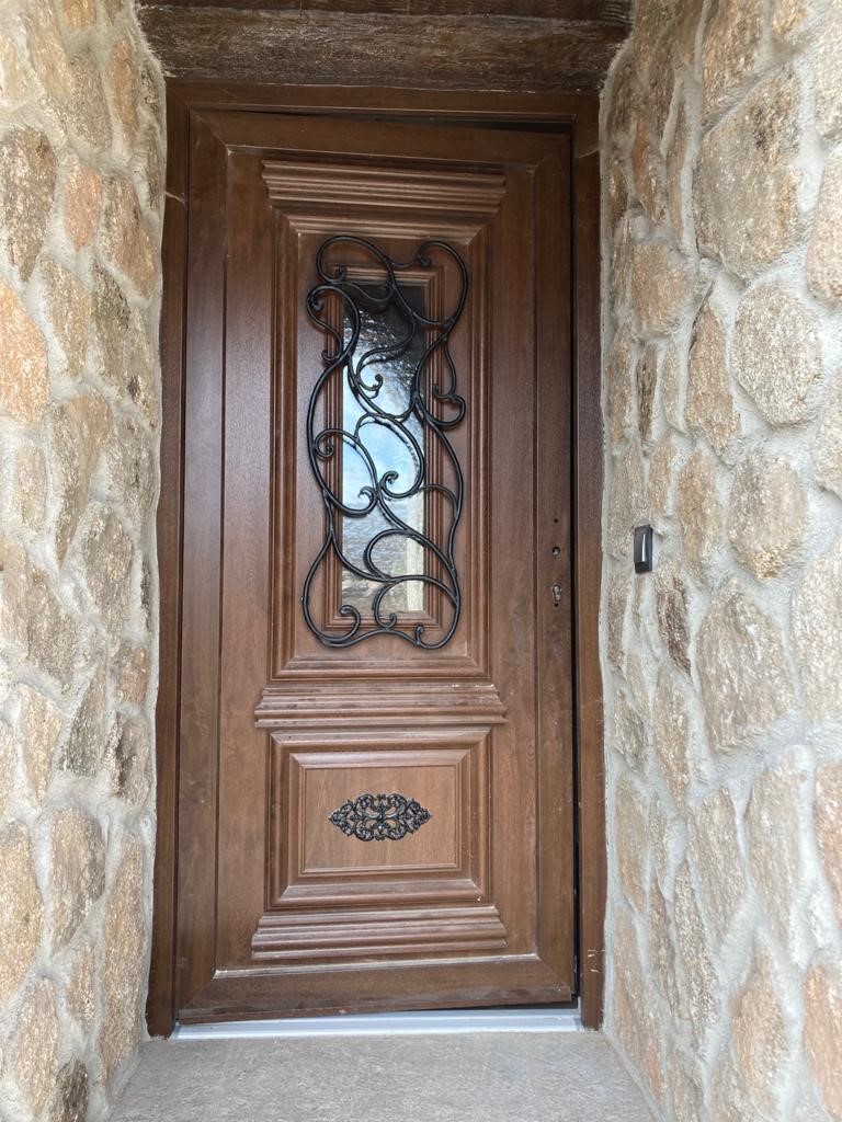 Vivienda Serrezuela forjados puerta acceso